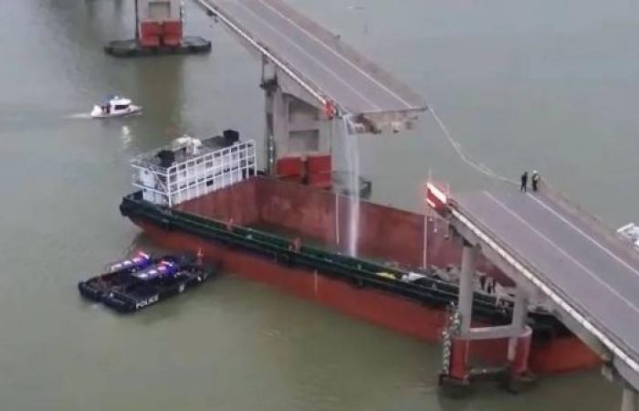 Ship rams bridge, plunging cars into Chinese river