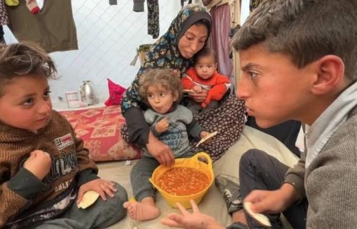 Gaza children searching for food to keep families alive