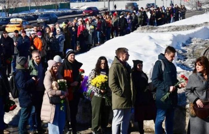 Hundreds queue in Moscow to visit grave of Putin critic Navalny