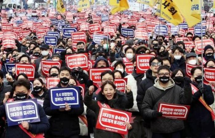 Thousands of Korean doctors stage mass demonstration in Seoul