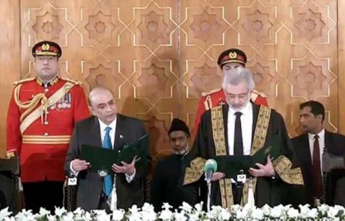 Zardari takes oath as 14th president of Pakistan