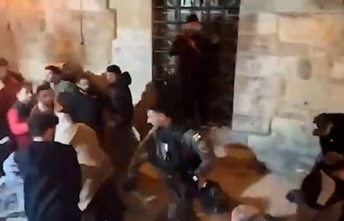 Israeli police use batons to push back worshipers from entering Al-Aqsa Mosque 