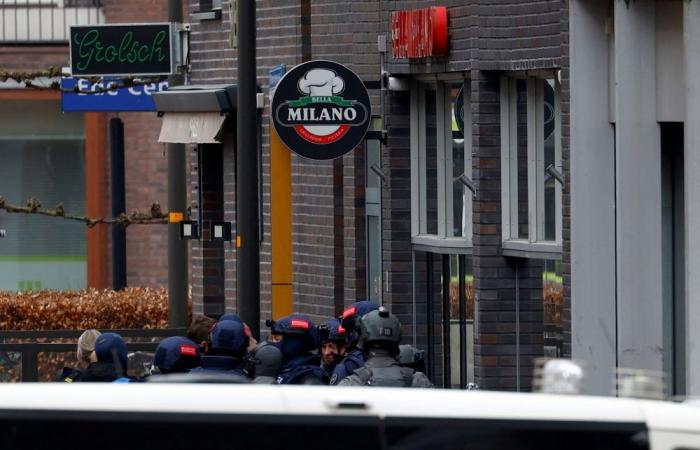 Dutch hostage situation in night club continuing, three released, police say 