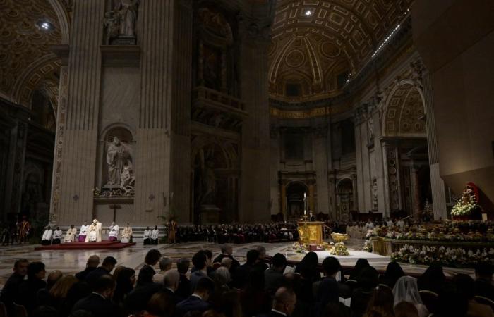 Catholics gather to hear Pope Francis give Easter Mass