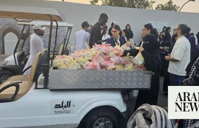 Saudi students distribute 1,300 iftar meals in Al-Balad