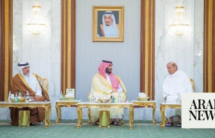Saudi crown prince receives Pakistan PM in Makkah