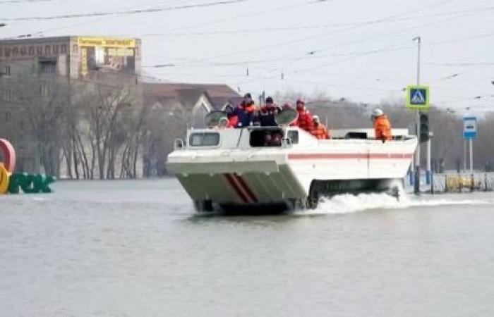 Russia floods: Ural river reaches critical level in Orenburg