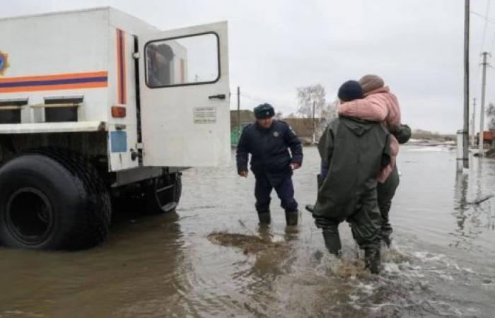 Russia floods: High water levels swamp Orenburg houses