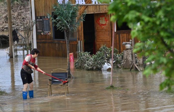 Victims of China floods race to salvage property