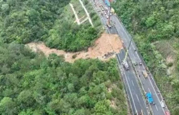 China highway collapse kills 24 people