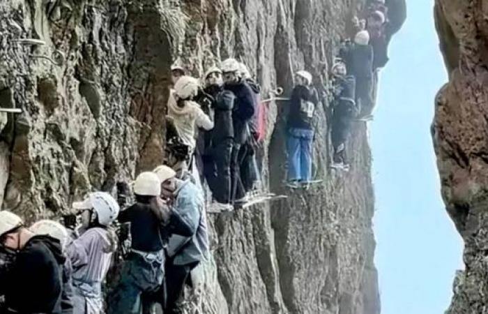 Chinese climbers stuck on cliff for more than an hour due to overcrowding