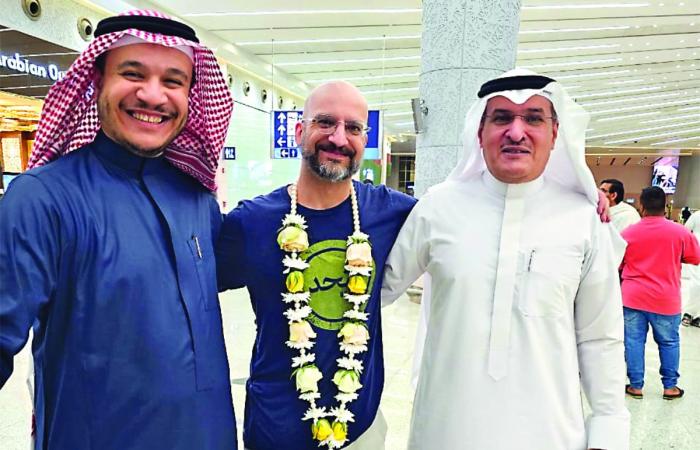 Tears of joy as American reunites with Saudi family after 40 years