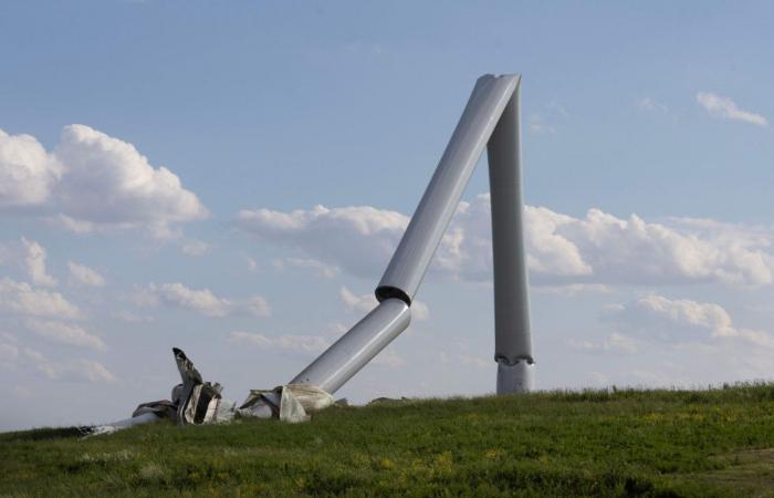 Tornadoes pummel US Midwest, killing at least 5 in Iowa