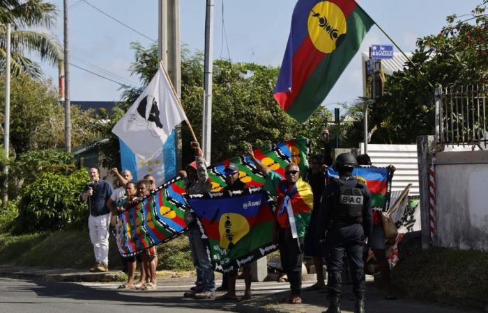 First French tourists evacuated from New Caledonia