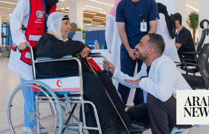 Young volunteers serve Iraqi pilgrims at Arar border