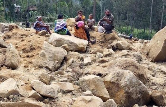 As many as 2,000 people feared buried under Papua New Guinea landslide 