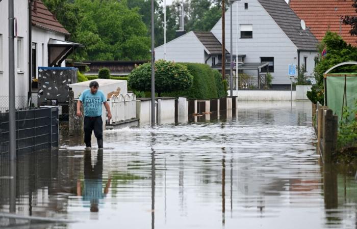 Thousands evacuated from German flood zone as Scholz visits