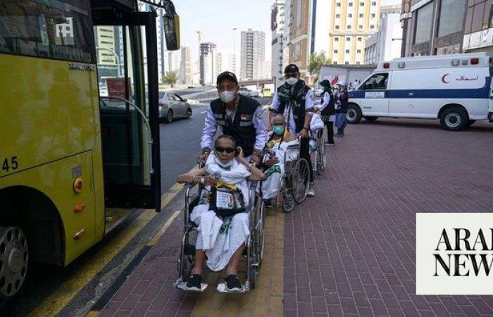 Thousands of Indonesian officers dedicate themselves to elderly Hajj pilgrims