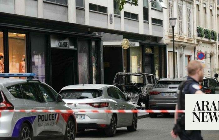 Thieves ram-raid Chanel store in Paris