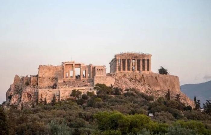 Greece shuts Acropolis to protect tourists from blistering heat