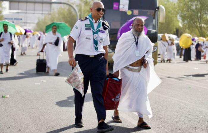 Pilgrims hosted by the Custodian of the Two Holy Mosques Guests Program leave for Madinah