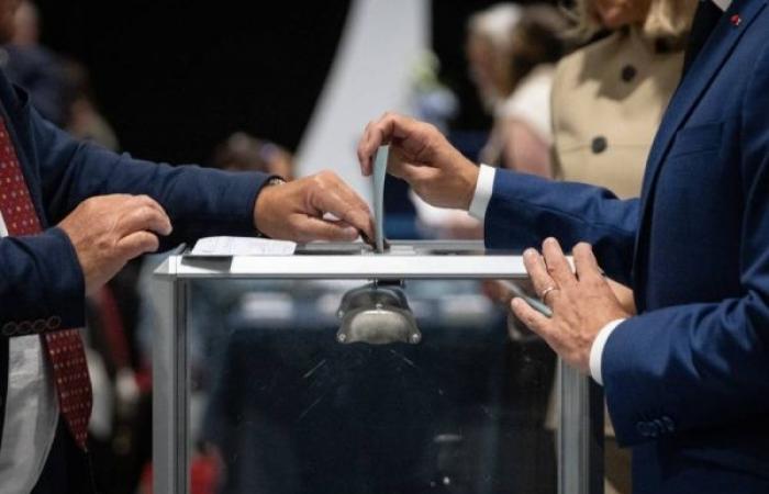 Voting underway in crucial French elections