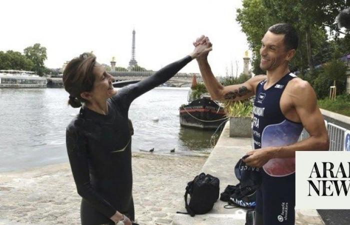 French sports minister takes a dip in the Seine ahead of Paris Olympics