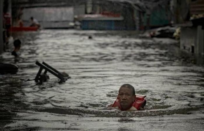 Thousands stranded by floods in Philippine capital