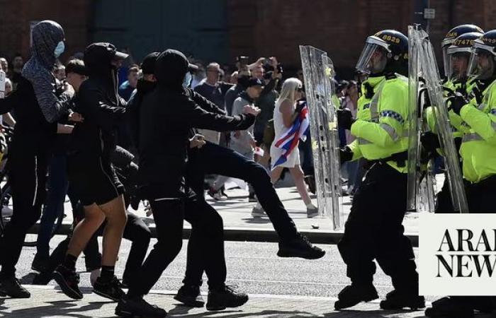 UK police face far-right rioters seeking to enter hotel thought to be housing asylum seekers