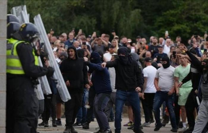 Far-right mob sets fire to UK hotel housing migrants