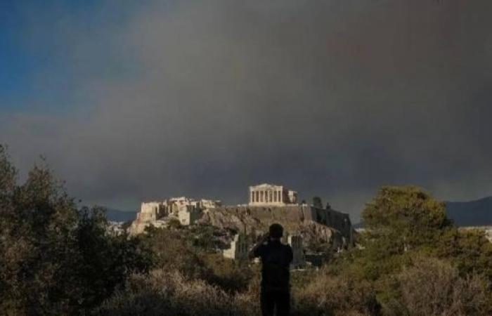 Residents evacuated as wildfires near Athens spread