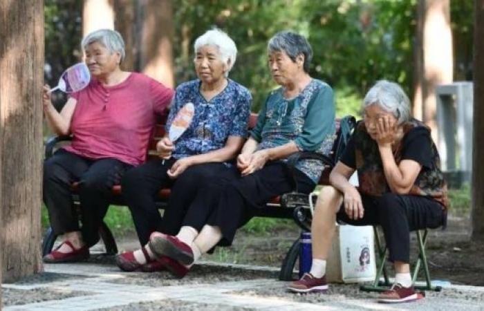 China raises retirement age for first time since 1950s