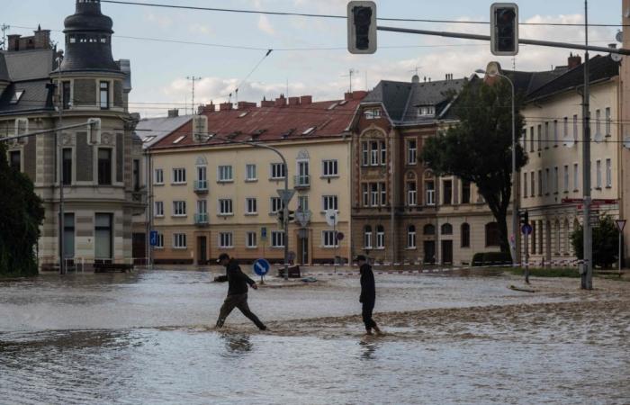 Floods across central Europe leave 10 dead, major cities on alert as Polish govt mulls state of disaster