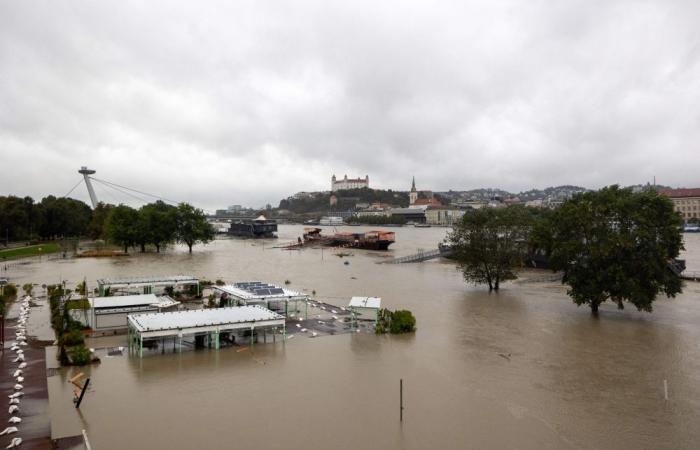 Floods across central Europe leave 10 dead, major cities on alert as Polish govt mulls state of disaster