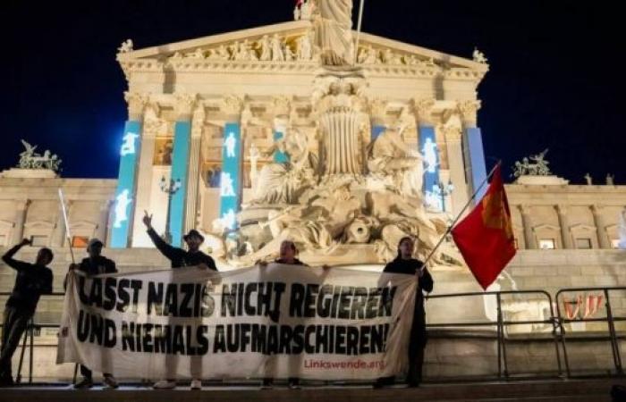 Thousands rally in Vienna against the far right ahead of coalition talks