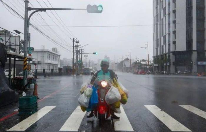 Typhoon Kong-rey makes landfall in Taiwan