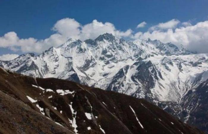 Top climber falls to death after rare Himalayan feat