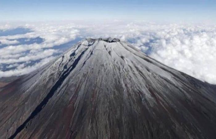 Snow back on Mount Fuji after longest absence