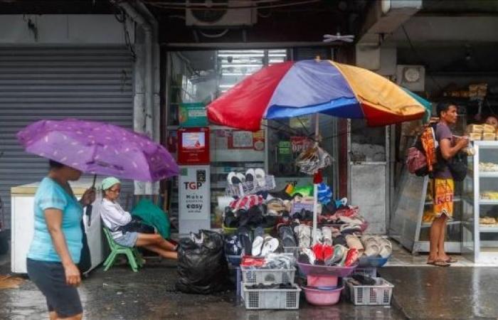 Super Typhoon Man-yi forces evacuation of over 110,000 as it batters the Philippines