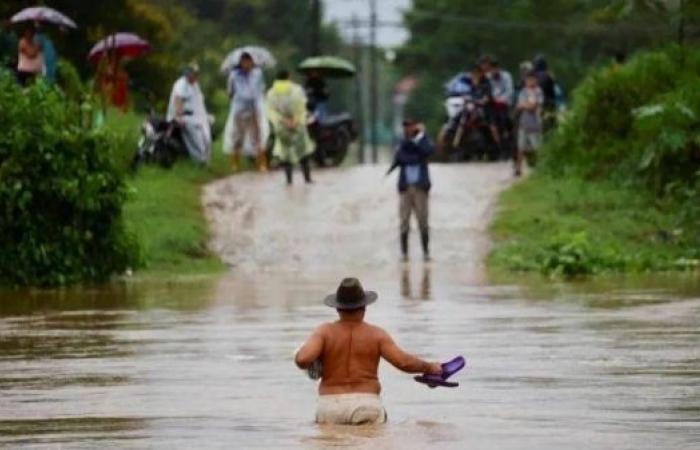 Hundreds of Honduran villages cut off by torrential rain