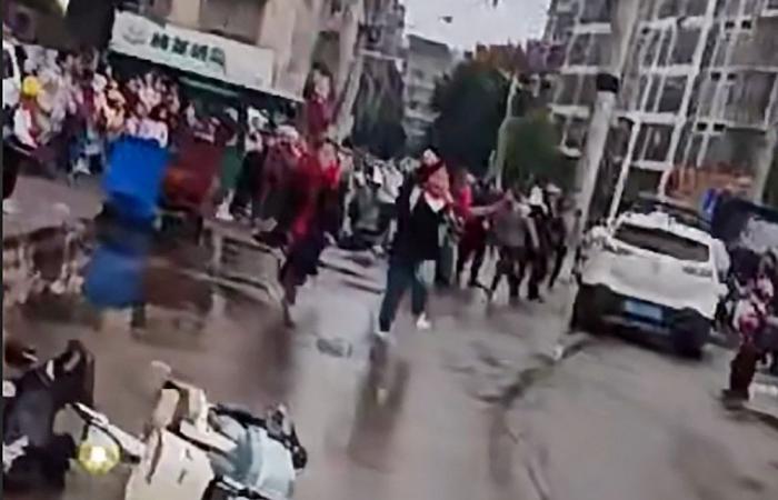 Cops arrest man for crashing car near school in China’s Changde, injuring multiple kids (VIDEO)