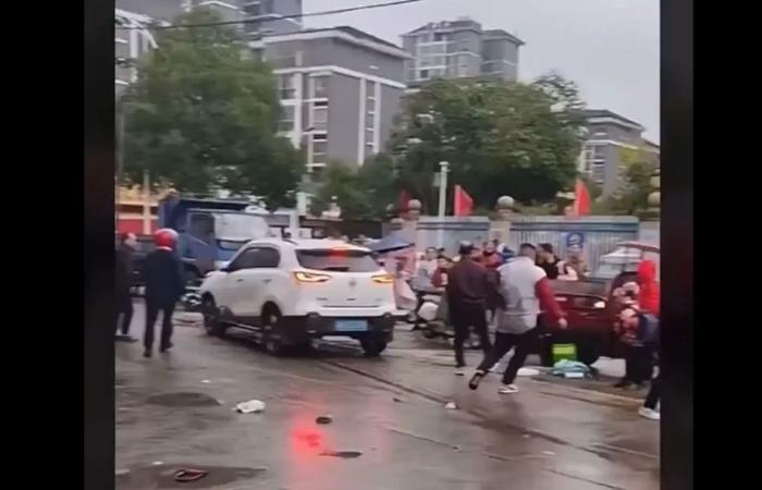 Several students injured in vehicle collision outside primary school in China’s Changde, casualties unclear (VIDEO)