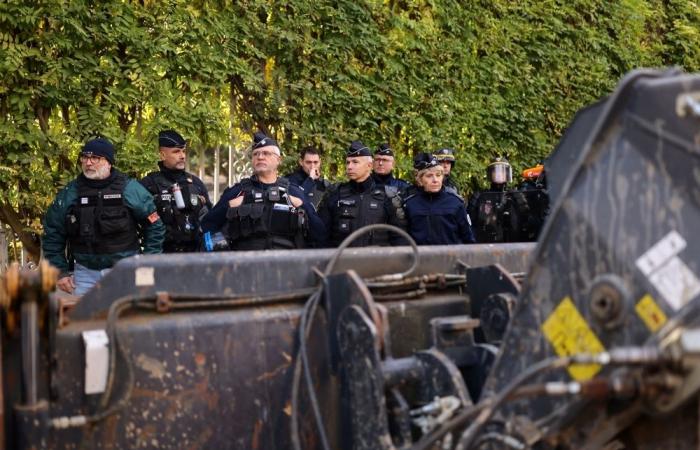 French farmers continue protests as union threatens food supply disruption