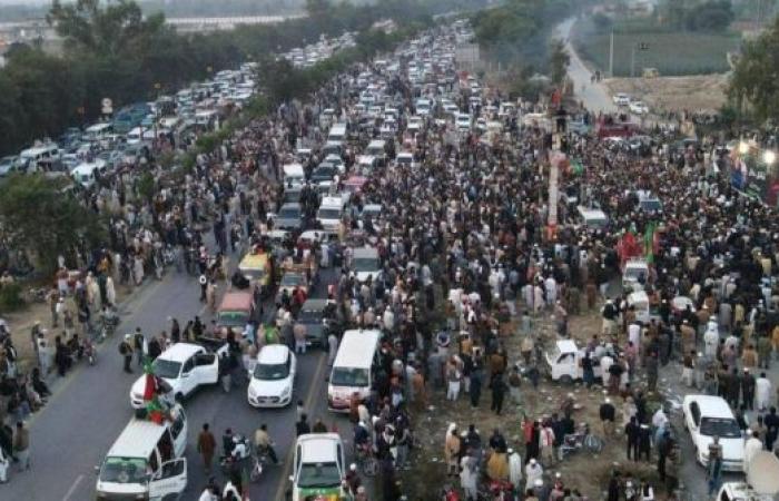 Pakistan detains over 4,000 as Imran Khan supporters march to Islamabad