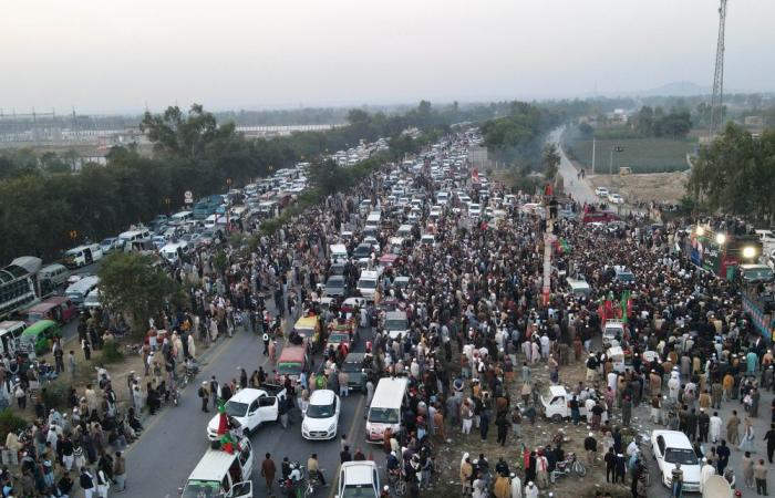 Heavy clashes as thousands of protesters breach lockdown to march on Pakistan capital, demanding Imran Khan’s release