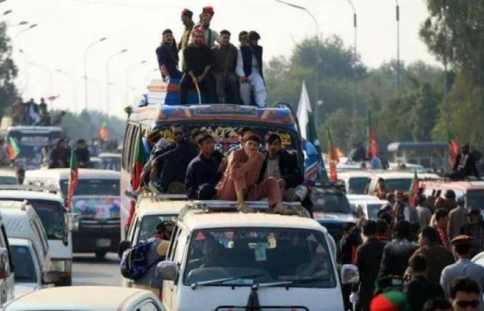 Pakistan police clash with Imran Khan supporters heading to Islamabad