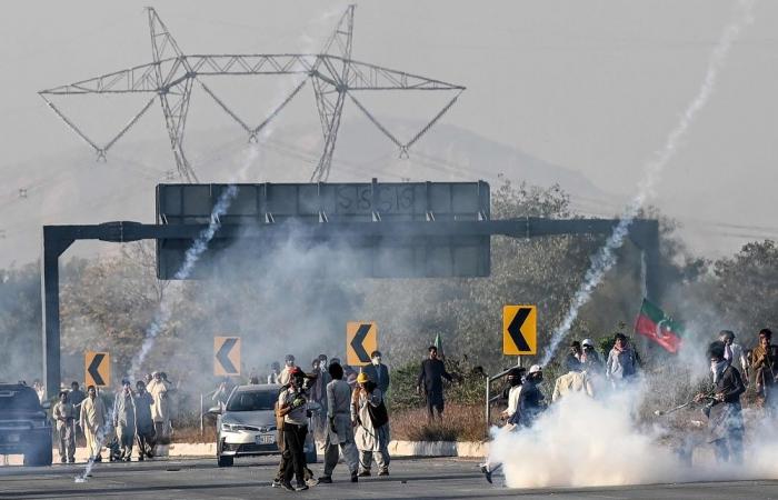 Heavy clashes as thousands of protesters breach lockdown to march on Pakistan capital, demanding Imran Khan’s release