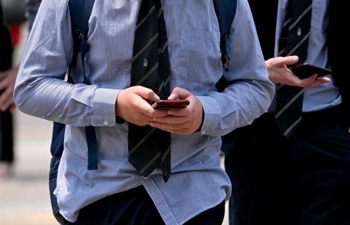 Australia moves closer to ban social media for children