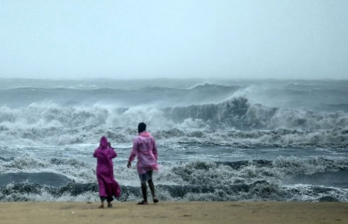 Cyclone Fengal lands in India at 70-80kph, kills at least three