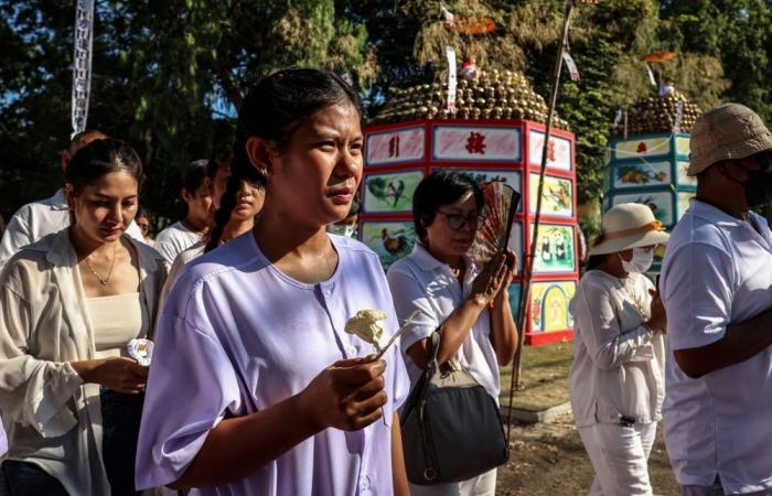 Thai ceremony for the dead brings good karma and emotional closure